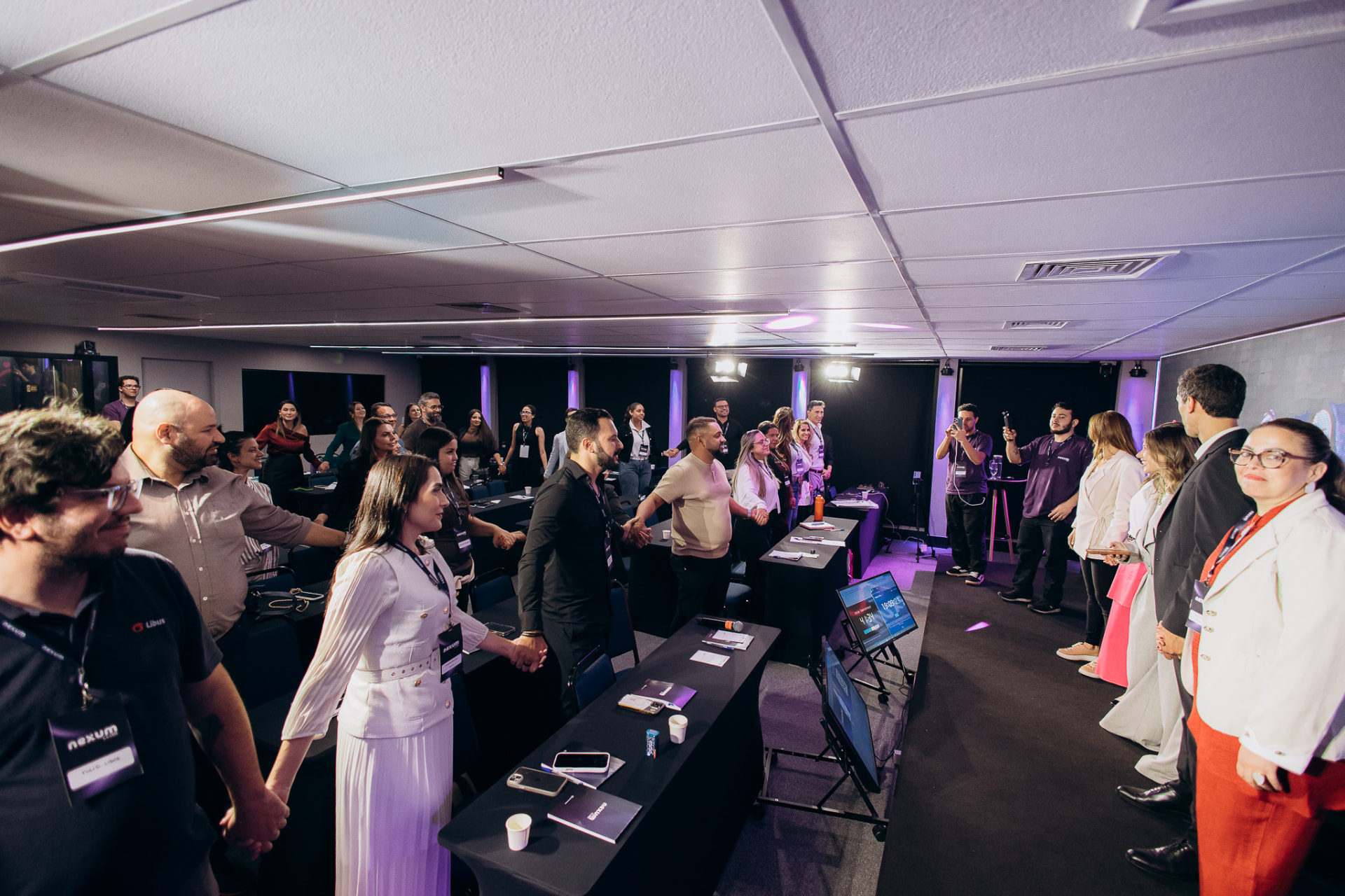 Participantes de mãos dadas em roda durante uma edição do Nexum People Core